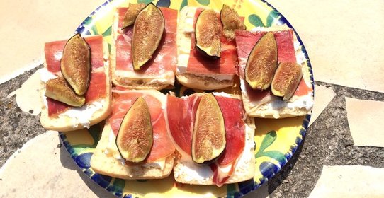 Брускетта по‑провански с инжиром и лавандовым медом