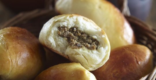 Закусочные русские пирожки из заварного теста на дрожжах с печенью