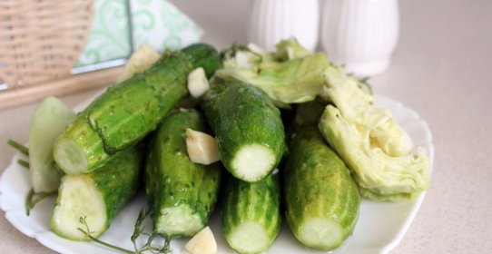 Малосольные огурцы с молодой капустой