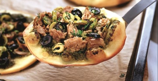 Мини-пиццы с соусом песто и тунцом