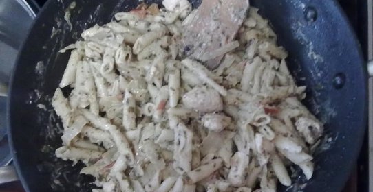 Паста пенне с курицей, сыром фета и овощами