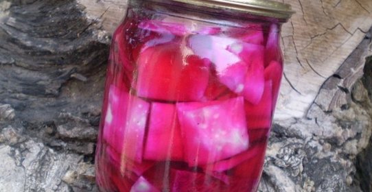 Капуста, маринованная кусочками со свеклой
