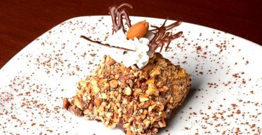 Пирожные с орехами пекан и коричневым сахаром в карамельной глазури