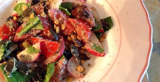 Овощной сыроедческий салат с изюмом