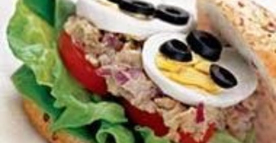 Средиземноморский сэндвич с тунцом