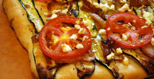 Пицца с помидорами и баклажанами