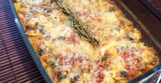 Запеченная полента с грибами, помидорами и моцареллой