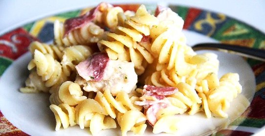 Салат с макаронами и ветчиной