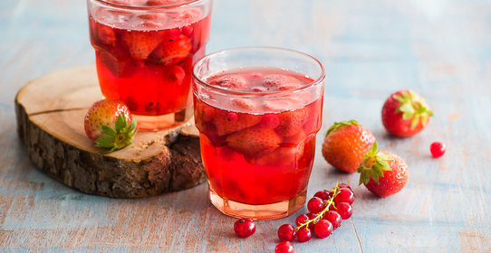 Клубничный компот с красной смородиной