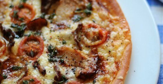 Пицца с лесными грибами и молодым тимьяном