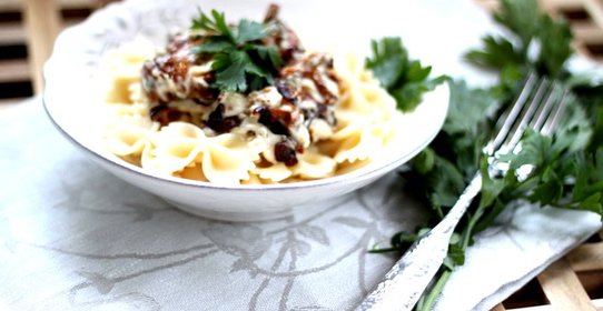 Фарфалле с лисичками и соусом из голубого сыра
