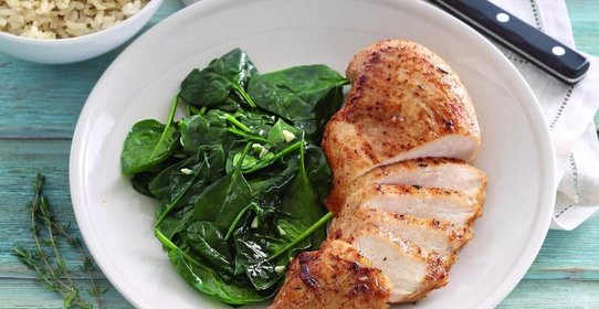 Цыпленок со шпинатом и белым вином