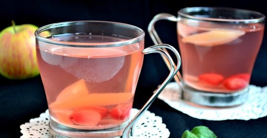 Компот из яблок и кизила с мятой
