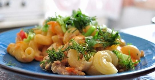 Макароны с фаршем и овощами в чесночном соусе