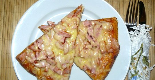 Пицца с вареной колбасой