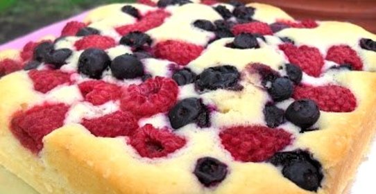 Сметанный пирог с ягодами