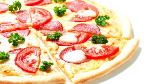Пицца с моцареллой и колбасой