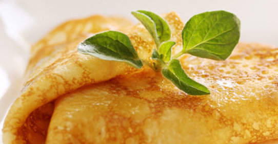 Шарлотка с яблоками и черникой