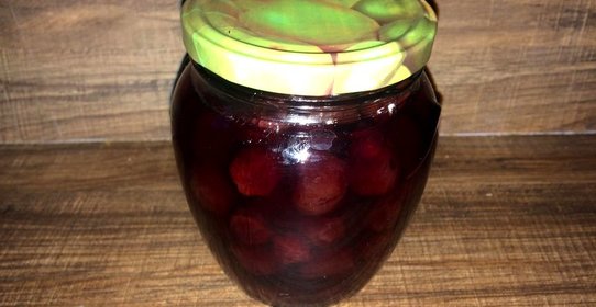 Вишневое варенье с косточками