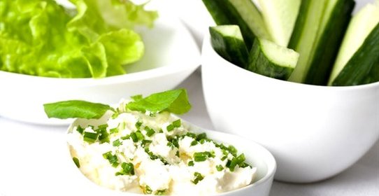 Египетский салат с сыром фета, мятой и укропом