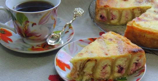 Блинный пирог с творогом и вишней.