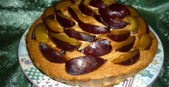 Бисквит со сливами