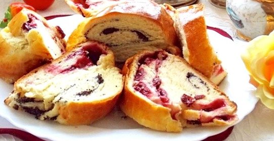Рулет с вишней и маком