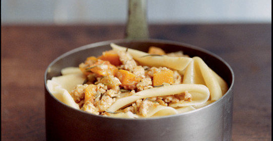 Паппарделле с рагу из розмарина, тыквы и курицы