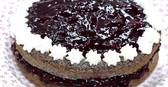 Торт с вишневым вареньем, маком и взбитыми сливками
