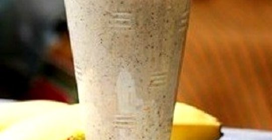 Молочный коктейль с творогом, бананами и порошком рожкового дерева