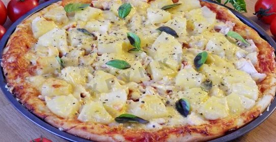 Пицца с курицей и ананасами