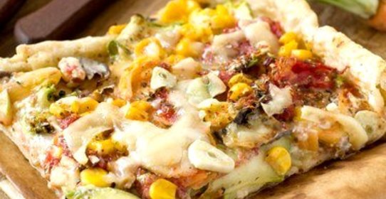 Пицца с индейкой, кукурузой и фасолью