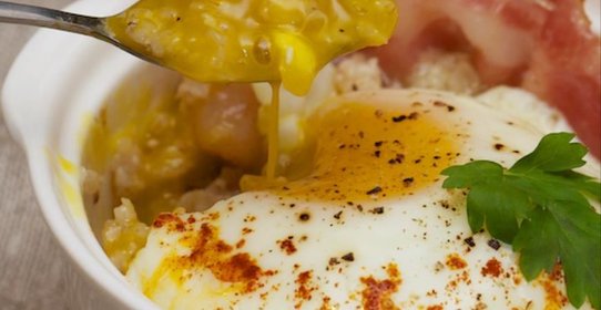 Сытная злаковая каша с яйцом и беконом