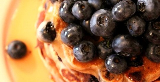 Банановые панкейки с голубикой