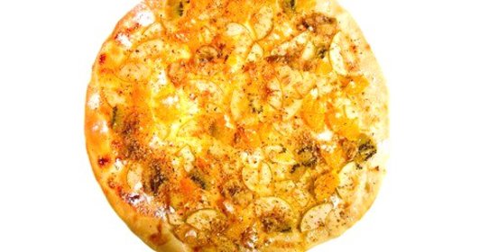 Пицца с копченой рыбой и кислыми яблоками