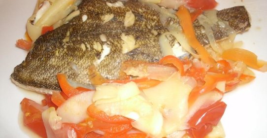 Камбала, запеченная с овощами
