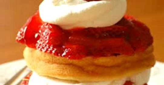 Простой клубничный пирог со сливками