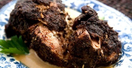 Запеченное свиное плечико с пикантным яблочным соусом