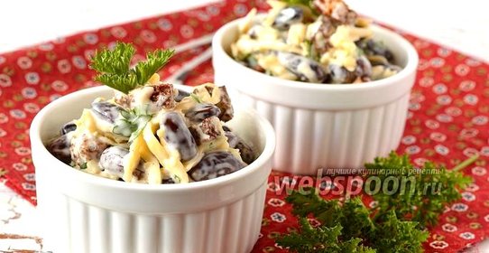 Салат с фасолью и сухариками