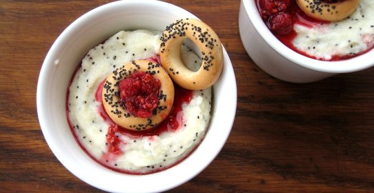 Манная каша с маком, сушками и малиновым вареньем