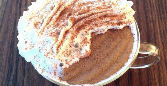 Манная каша со взбитыми сливками и кофе