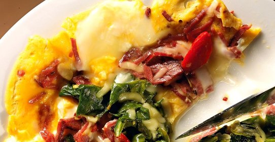 Омлет с бастурмой и шпинатом