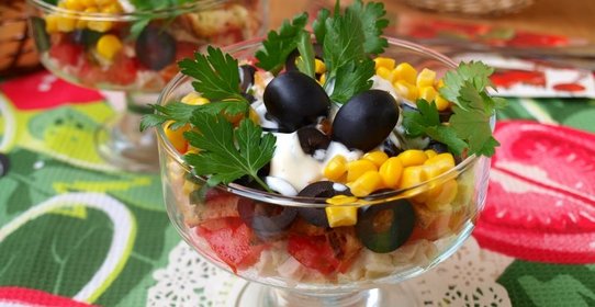 Салат с курицей, маслинами и сухариками