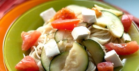 Спагетти с цукини и помидорами