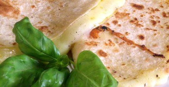 Тортильи с сыром и орегано на гриле