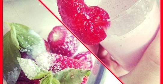 Клубнично-молочный смузи с базиликом и фейхоа