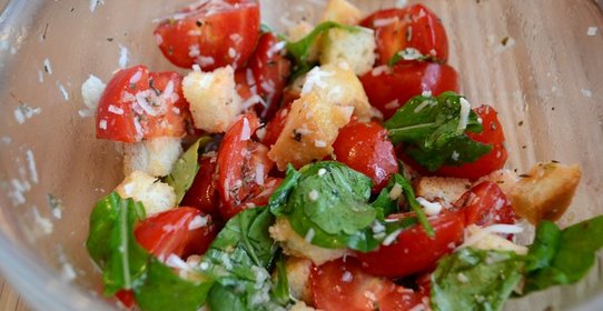 Салат с рукколой, черри, сухариками и кунжутом