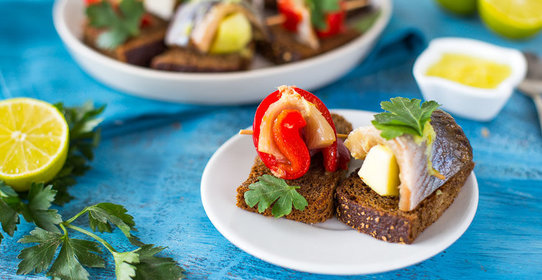 Рольмопсы из сельди на бородинском хлебе