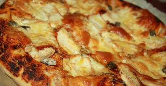 Пицца с курицей и каперсами
