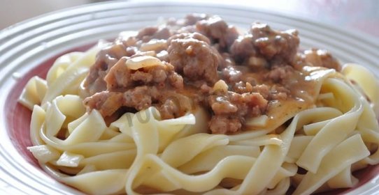 Лапша с томатной подливой из фарша